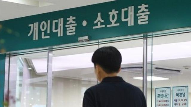 이자부담에 허리 휘는 가계…빚 있는 상용직 가구 月36만원 썼다