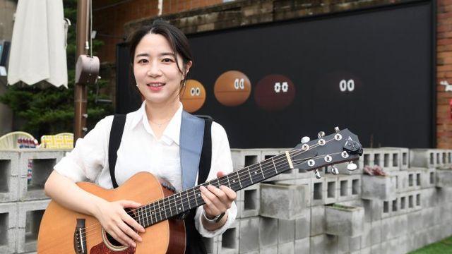 피플 공부하던 고시생, 기타 메고 방방곡곡 무대 위로