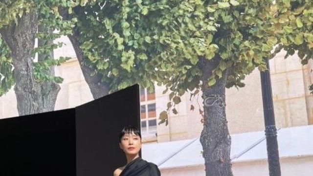 전도연 맞아 크롭상의카고팬츠 세상 힙한 패션 깜짝