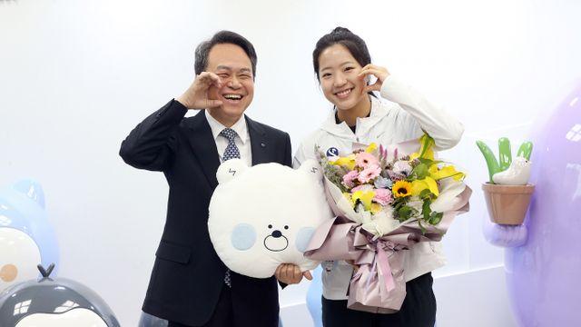 신한금융, 아시안게임 탁구 금메달리스트 신유빈 선수에 포상금 전달