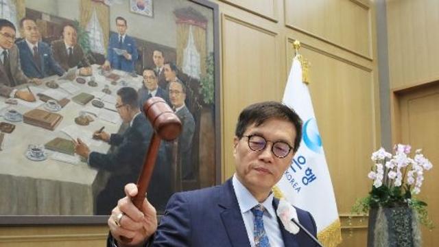 한은 금통위, 기준금리 3.5 6연속 동결…가계부채·물가·경기 복합 고려 유지종합