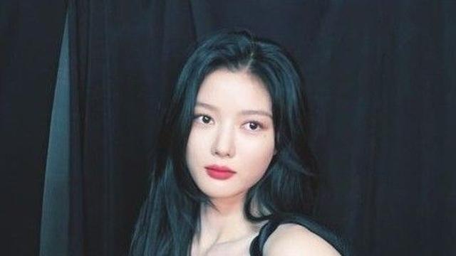 김유정, 깊게 파인 드레스 입고 숨겨왔던 볼륨 몸매 자랑