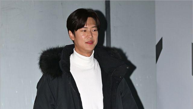 MD포토 나인우 훤칠함에 롱코트 딱이네