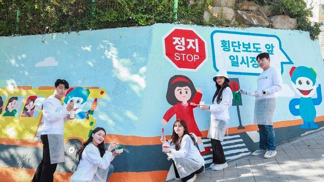 벤츠 사회공헌위원회, 어린이 보호구역 교통안전 벽회 그리기 봉사 진행