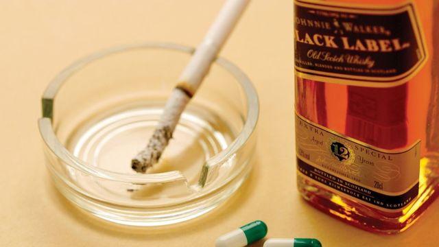 술 마시다 담배 한 대 암 예방에는 최악의 생활습관