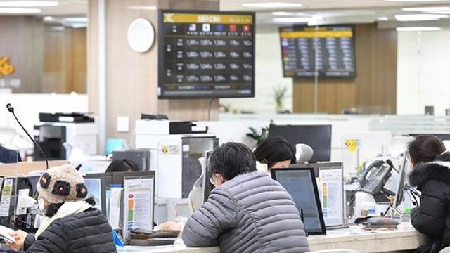 당국에 찍힐라 예금 금리 낮추는 은행들