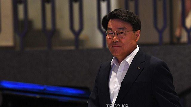 3연임 도전이냐, 명예로운 퇴진이냐…최정우 포스코 회장 결단 임박