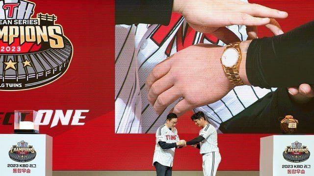 비즈토크하 LG 우승 주간…회장님 롤렉스 받고 아와모리 소주 축배