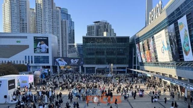 지스타23국내 최대 규모 게임쇼 지스타 2023 개막 3일차… 주말 맞아 쌀쌀한 날씨에도 관람객 인산인해