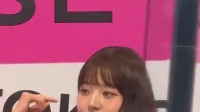 핑크색 주름치마 흰 니삭스 아이브 장원영 우월한 기럭지 미모