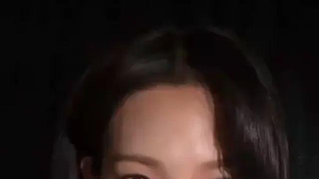 얼굴에 반창고 붙이고 라방하는 카리나