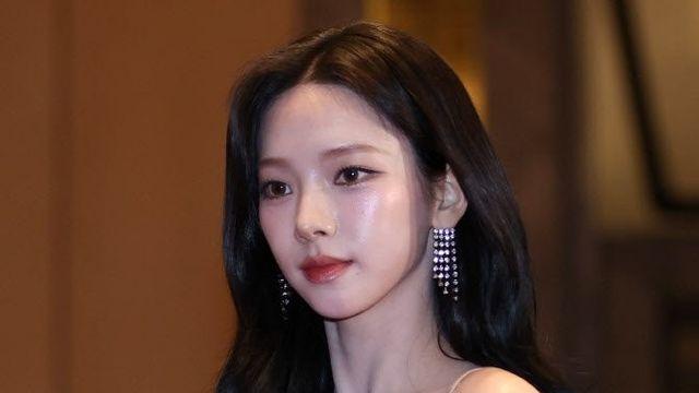 황금 끈드레스 에스파 카리나⋯