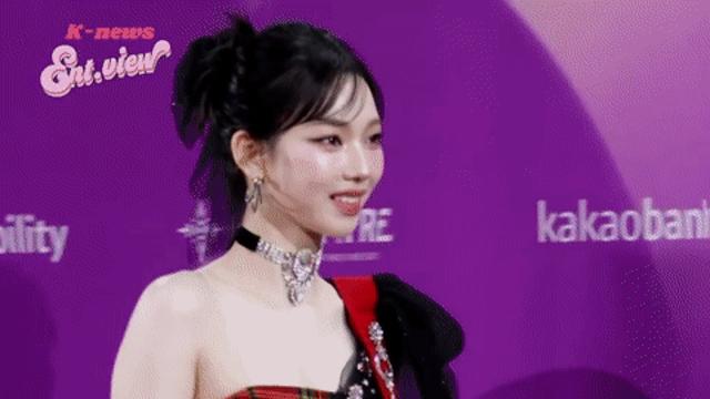 망사스타킹에 레드 드레스입은 카리나⋯