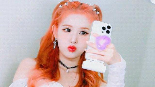 셀카 찍다가 걸려서 웃는 스테이씨 시은