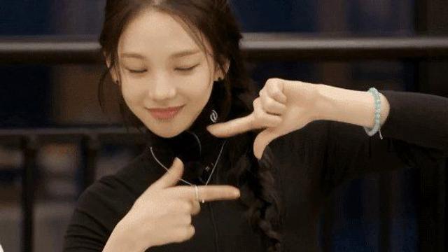 손흥민 사진 보고 활짝 웃는 카리나 검빨 패션
