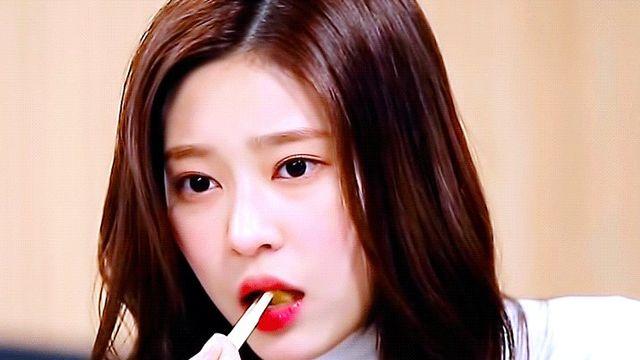 한입에 넣고.. 먹는거 좋아하는 김민주