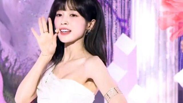 새하얀 미니 드레스.. 오마이걸 아린