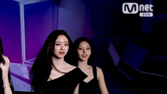 Itzy 블랙 원피스 유나& 예지⋯