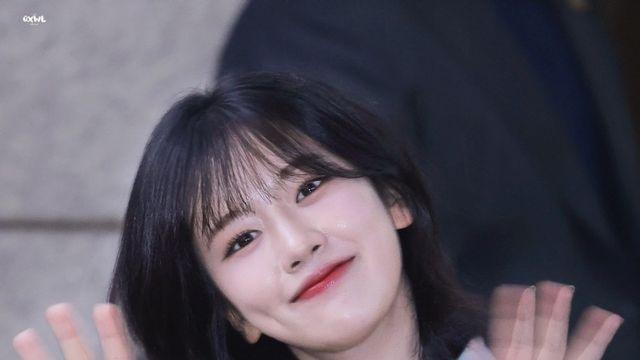 손흔들어주는 안유진⋯!