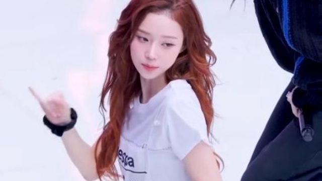 크롭티 하얀 피부.. 에스파 윈터