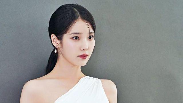 팜므파탈.. 요망한 아이유