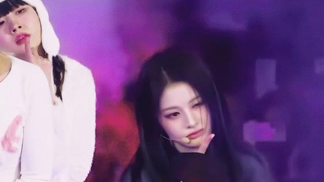 체크스커트 엔믹스 설윤 해골이 그려진 망사스타킹 찰랑이는 허벅지??!