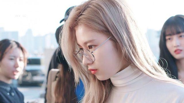 트와이스 안경낀 옆모습 사나