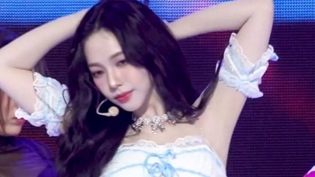 프릴 크롭 오프숄더.. 순백의 카리나