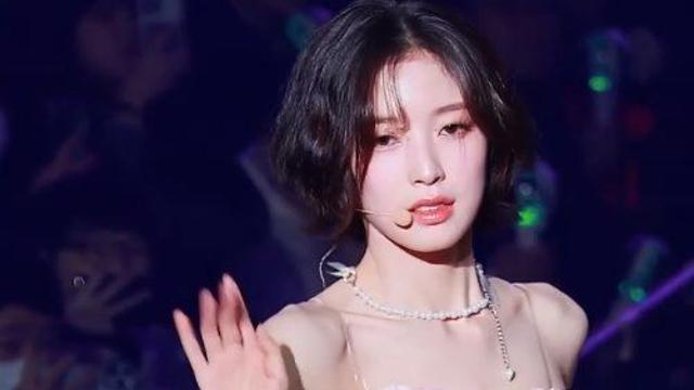 프릴 오프숄더 크롭 의상.. 오마이걸 아린