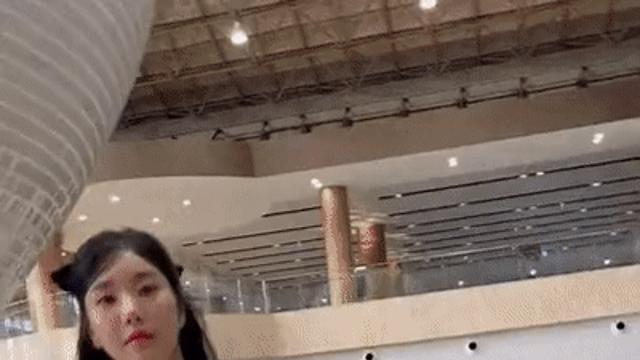 지나가는 권은비:)