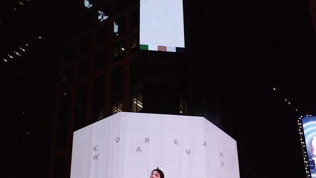 뉴욕 타임스퀘어에 등장한 한복입은 수지⋯!