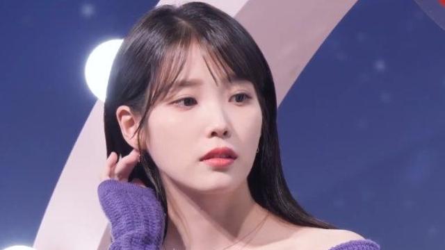 오프숄더 보라색 원피스.. 아이유 미모