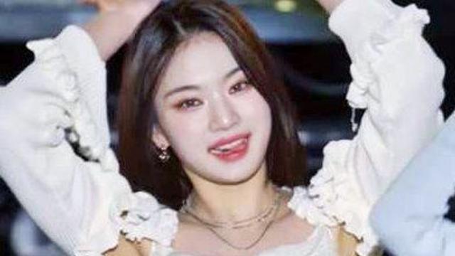 크롭티 청바지 핏.. 스테이씨 아이사