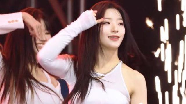 백바지.. 새하얀 순백의 프로미스나인 이새롬