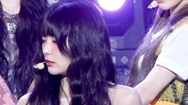 핑크 크롭티 복근 청바지 핏.. 레드벨벳 슬기