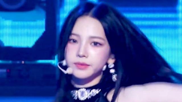 털 달린 옷.. 찰랑거리는 에스파 카리나