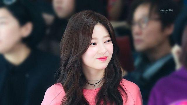 패션쇼 구경하는 아이즈원 김민주