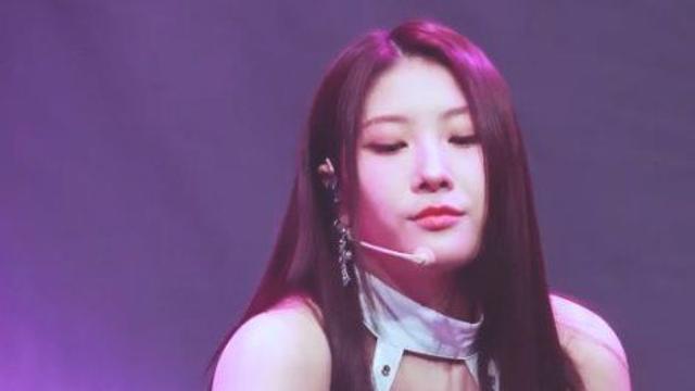 사람 홀리는 의자춤.. 새하얀 퍼플키스 채인
