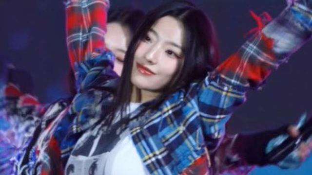 검정 스타킹 반짝이 검정 반바지.. 프로미스나인 이새롬
