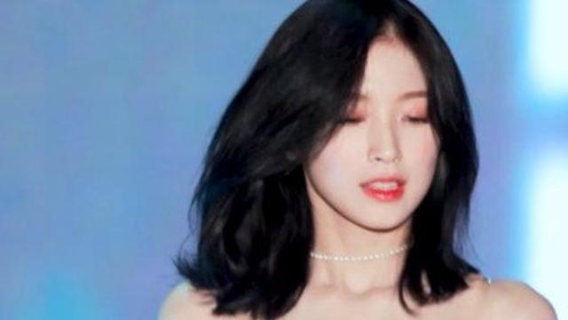 크롭 오프숄더 새하얀 순백의.. 오마이걸 아린