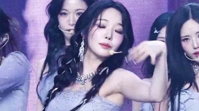 찰랑이는 오프숄더 드레스.. 프로미스나인 노지선