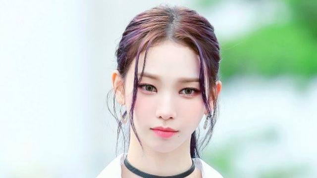 목에 초커 착장.. 여신 카리나