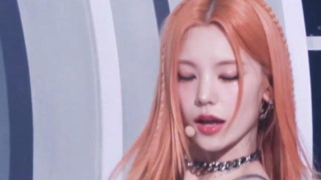 벨트가 위에 있는 가죽 의상.. 있지 예지