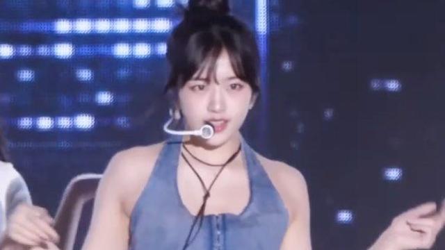 시원한 청청 패션.. 아이브 안유진