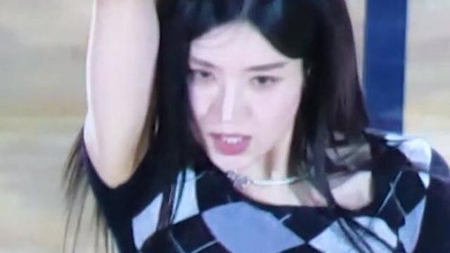테니스 치마 크롭 니트.. 권은비
