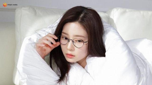 안경 쓴 김민주