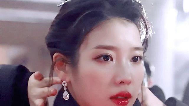 아이유가 10년넘게.. 해외 갔다오면 꼭 하는일