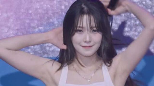 백바지 하얀 민소매.. 순백의 프로미스나인 백지헌