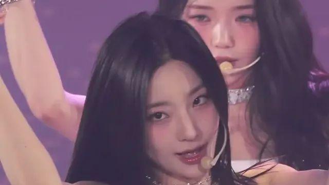 화이트 에나멜 의상 프로미스나인 이새롬