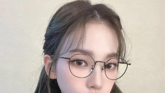 안경쓴 카리나, 지젤